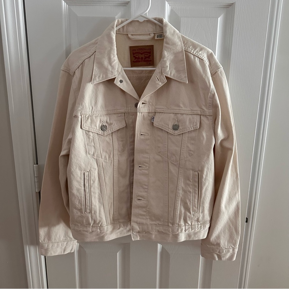 NWOT Levi’s Natural Denim Trucker Jacket